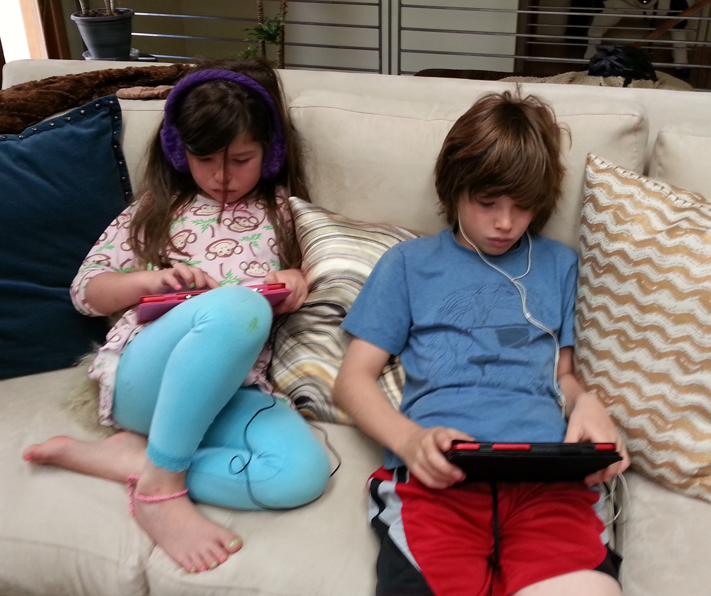 Saul and Simone as kids using devices